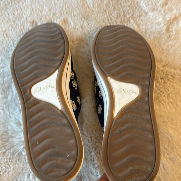 CLarks slip ons - Picture 5 of 6
